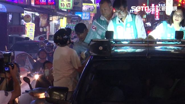 回防三民區！阿伯爬陳其邁戰車搶簽名