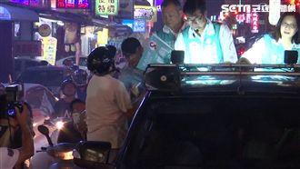 回防三民區！阿伯爬陳其邁戰車搶簽名