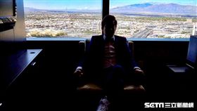 網友分享去美國自助婚紗，結果自己變成賭神讓眾人笑歪。（圖／網友米菲&米粒MifaMily授權提供）