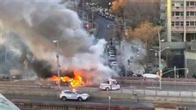 說明 烈焰沖天！布魯克林大橋傳致命車禍　至少釀1死5傷 圖/翻攝自推特
