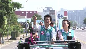 民進黨高雄市長候選人陳其邁，上午直搗高雄藍營票倉左營、楠梓區
，進行車隊掃街