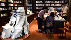 出版沒人看 四成五陸書年銷不到10本最新統計顯示，中國大陸2017年就出版近50萬種新書，但其中有45.19%年銷量不到10本。光是2016年，就有多達65.75億冊遭下架送進倉庫。圖為福州知名的大夢書屋，民眾正在選購書籍。（中新社提供）中央社 107年1月9日