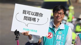 民進黨高雄市長候選人陳其邁在立委劉世芳的陪同下，今（22）上午直搗高雄藍營票倉左營、楠梓區，進行車隊掃街，掃街過程陳其邁還拿出手板與選民互動,陳其邁競辦