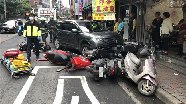 駕駛身體不適暴衝　連撞12車釀2傷