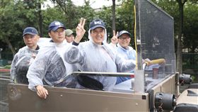 馬英九幫丁守中助選  車隊掃街拜票選戰倒數，前總統馬英九（前左3）22日陪同國民黨籍台北市長候選人丁守中（右）車隊掃街，盼能提升支持度，衝刺選情。中央社記者謝佳璋攝  107年11月22日