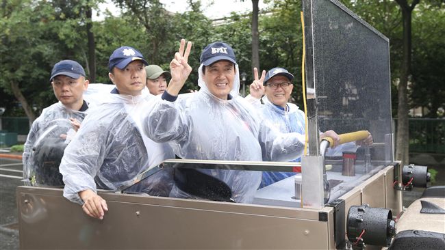 馬英九攜丁守中掃街！出動防彈盾牌車