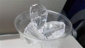 「想喝水得等冰塊融化！」他怨廉航服務差反被酸爆  圖/翻攝臉書