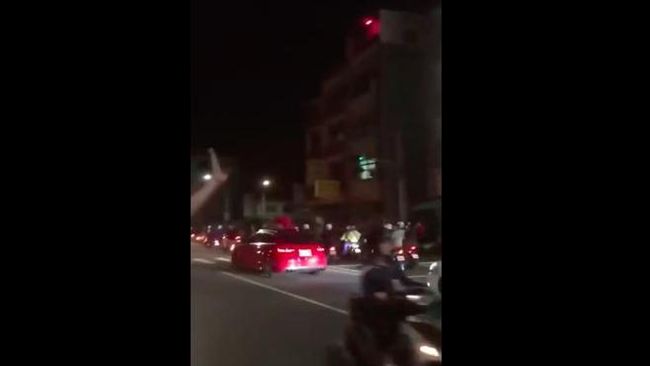 驚！韓國瑜掃街⋯後面是8+9飆車族