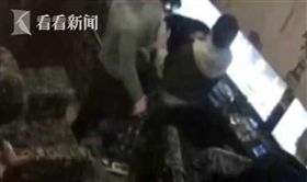 只是順手彈走腿上蟑螂…3人骨折、6人進警局(圖/看看新聞)