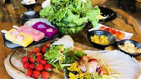 農民推草莓新吃法（1）台南草莓採收季節即將進入尾聲，農民用草莓搭配萵苣生菜做成健康與口感兼具的春捲，盼讓更多民眾品嚐草莓的酸甜好滋味。（大坑休閒農場提供）中央社記者楊思瑞台南傳真　107年4月8日