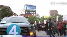 尷尬 柯文哲車隊掃街強碰姚支持者倒讚 （圖／翻攝畫面）