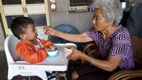 有一種餓...叫阿祖覺得你很餓~社員：「阿嬤跟阿祖在一起就是整個無敵！」（圖／爆怨公社）