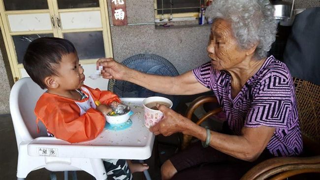 孫還在吃　阿祖覺得餓…狂塞湯跟點心
