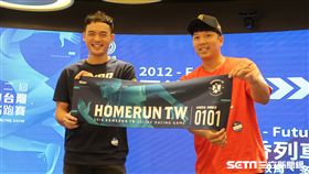 球員工會理事長周思齊（右）出席工會公益活動。（圖／記者王怡翔攝影）