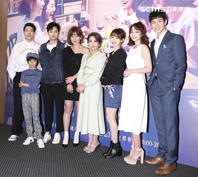 三立迷你劇「你好，幸福」首映會藍鈞天、郭大睿、李維維、古斌、陽詠存、葉星辰、吳岳擎與Stellavingze創辦人拿督陳瑰鶯博士一同合影。（記者林士傑/攝影）