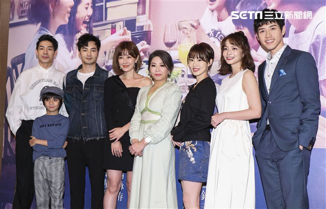 三立迷你劇「你好，幸福」首映會藍鈞天、郭大睿、李維維、古斌、陽詠存、葉星辰、吳岳擎與Stellavingze創辦人拿督陳瑰鶯博士一同合影。（記者林士傑/攝影）