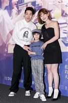 三立迷你劇「你好，幸福」首映會主演藍鈞天、郭大睿與李維維一同合影。（記者林士傑/攝影）