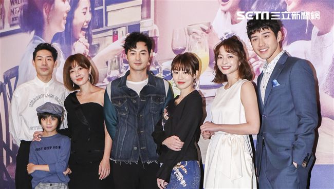 三立迷你劇「你好，幸福」首映會藍鈞天、郭大睿、李維維、古斌、陽詠存、葉星辰與吳岳擎一同合影。（記者林士傑/攝影）