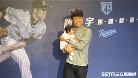 ▲千葉羅德左投陳冠宇抱女兒。（圖／記者蕭保祥攝影）