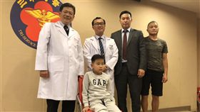 蒙古男孩罹罕見骨病沒法治　台灣醫師伸援手蒙古男孩阿莫（前）4個月大時摔傷骨折，手術後仍癒合不良，導致嚴重長短腳。經三軍總醫院義診團隊診斷為罕見骨疾病，送到台灣接受治療後痊癒。中央社記者張茗喧攝　107年11月21日