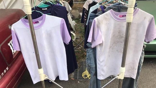 穿一天白制服→髒衣　媽：被鬼打到？