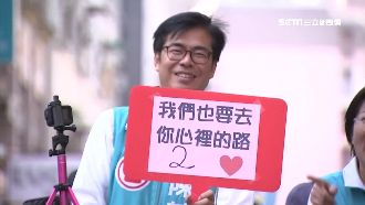 陳其邁掃街魅力四射　阿桑為握手跌跤