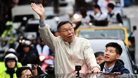 選戰倒數衝選情　柯文哲車隊掃街催票選戰倒數2天，力拚連任的無黨籍台北市長柯文哲（中）22日啟動車隊掃街行程，沿途向市民揮手致意，尋求支持。中央社記者施宗暉攝　107年11月22日