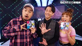 陳漢典(中)在《完全娛樂》宣傳時，和主持人阿達(左)及何美(右)分享當跳唱歌手的心情