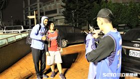 梅奧親切與球迷合影（圖／記者劉家維攝影）