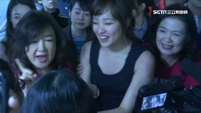 韓冰夜市拜票　路人被擠到怒翻白眼了