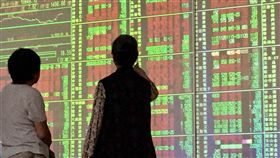 台股開高走高（2）台北股市18日開高走高，重回10800點之上，法人認為，目前指數處於擴底階段，雖有電子股旺季，以及蘋果新機拉貨帶動，但仍須外資明顯加碼，台股才有機會真正反彈。中央社記者董俊志攝　107年7月18日