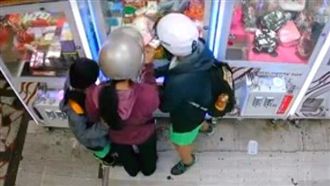 童狂撞機台母竟未制止　台主怒po網