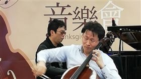 郭虔哲涂惠源首次合體　松機演出國際知名旅美大提琴家郭虔哲（前）與台灣知名音樂製作人涂惠源（後）22日首次合體，在松山機場演奏由涂惠源作曲的「聽海」。中央社記者汪淑芬攝　107年11月22日