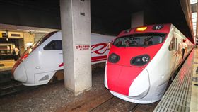 普悠瑪太魯閣實施雙人乘務（1）台鐵普悠瑪列車21日發生出軌翻覆意外釀重大傷亡，30日起台鐵新自強號列車，包括普悠瑪和太魯閣號實施雙人乘務。中央社記者裴禛攝　107年10月30日