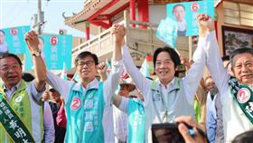 行政院長賴清德23日上午陪同民進黨高雄市長候選人陳其邁前往路竹車隊掃街，陳其邁競辦提供