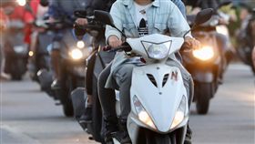 鋒面通過　民眾騎車保暖（2）中央氣象局預報，26日白天全台溫暖，午後鋒面通過，晚上起東北季風增強，氣溫明顯下降。機車騎士傍晚時刻穿上外套保暖。中央社記者張皓安攝　107年10月26日