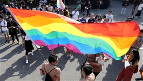 同志大遊行　熱鬧登場（1）2018台灣同志遊行27日下午登場，今年主題為「性平攻略由你說．人人18投彩虹（Tell Your Story, Vote for Equality）」，分為3條路線、9色大隊，許多民眾精心打扮並帶著彩虹旗幟參與。中央社記者吳翊寧攝　107年10月27日