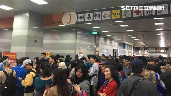 餐券下殺5折　旅展人潮爆！民眾搶購