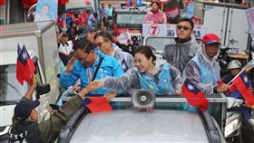 丁守中內湖南港掃街拜票（3）國民黨台北市長候選人丁守中（車上前左）23日在立委李彥秀（車上前中）等人陪同下，到內湖、南港區進行車隊掃街，沿途不斷向民眾拉票，為選情做最後衝刺。中央社記者裴禛攝　107年11月23日