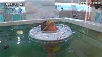 吳鳳二寶首次游泳　療癒畫面融化網友