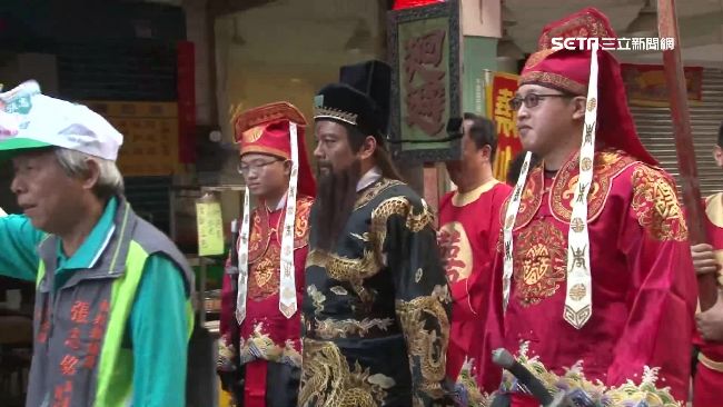 包青天出巡？候選人掃街反賄選超吸睛