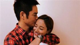 港星鄭嘉穎分享老婆懷孕喜訊。(翻攝微博)