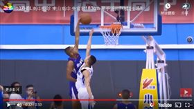 ▲東山高中後衛朱育君單手爆扣。（圖／翻攝自Dude Highlights YouTube頻道）
）