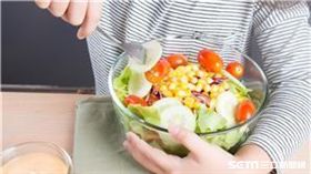 美國出現32起食用受汙染蘿蔓生菜感染大腸桿菌病例，疾管署今日提醒，民眾前往美國、加拿大應避免生食或飲用未經滅菌處理的生乳、果汁。（圖／疾管署提供）