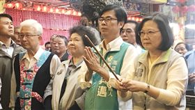 選前最後一天　蔡英文陳其邁參香祈福（2）選舉投票在即，民進黨主席蔡英文（前右）、總統府秘書長陳菊（前右3）23日皆在高雄輔選同黨高雄市長候選人陳其邁（前右2），全力衝刺選情，並前往廟裡上香祈福。中央社記者吳翊寧高雄攝　107年11月23日