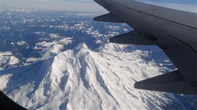 西雅圖塔台：「大霧不能降落」　超佛機長：那我帶乘客去看大雪山	（圖／微博）