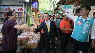 陳其邁撩妹　女粉高喊：我的心在這裡