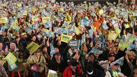 選前之夜　民眾北市府前齊聚為姚文智加油選前最後一夜，各候選人各自拚場，大批支持者23日晚間齊聚台北市政府前廣場，為民進黨台北市長候選人姚文智加油。中央社記者徐肇昌攝　107年11月23日