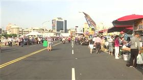 舞台.出入口人潮最多 攤商