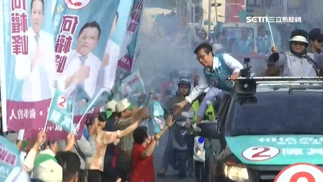 重量級助選員力挺！邁粉熱情送花貼布